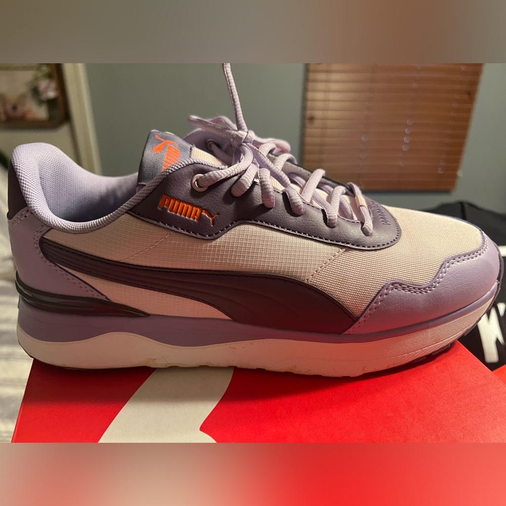 Woman’s new puma voyage sneakers